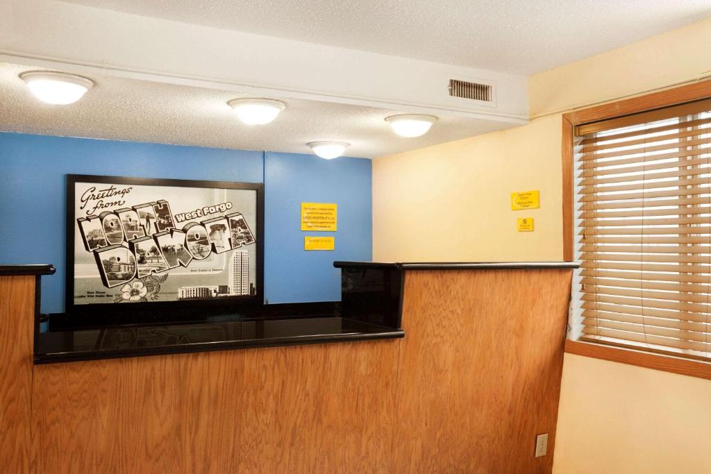 West Fargo西法戈速8汽车旅馆的一间墙上配有平面电视的等候室