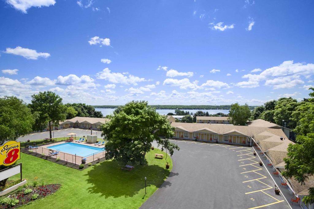 布罗克维尔布罗克维尔速8酒店的享有带游泳池的度假村的空中景致