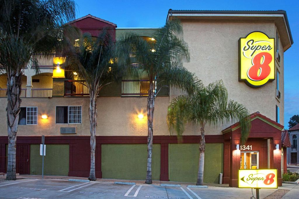 洛杉矶洛杉矶市区速8酒店的一座棕榈树建筑