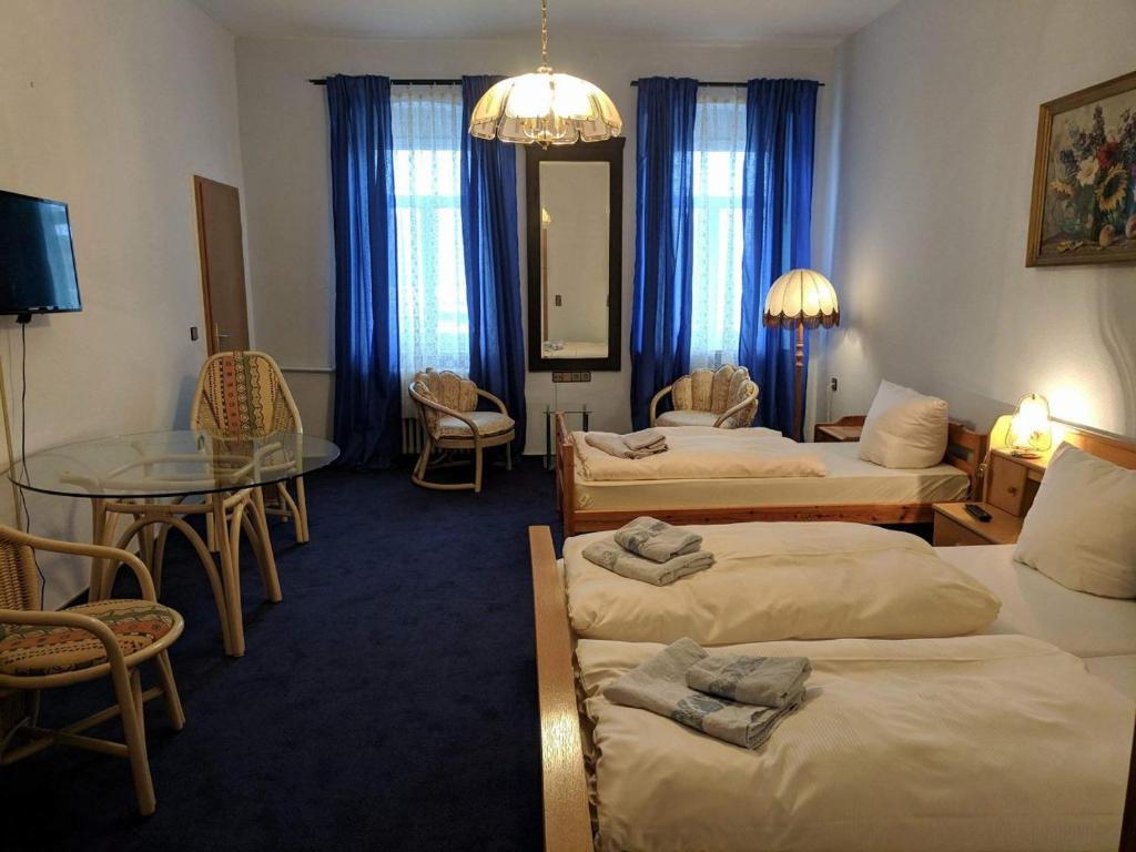 迪波尔迪斯瓦尔德迪波斯瓦尔德巴恩酒店的酒店客房设有三张床和一张玻璃桌