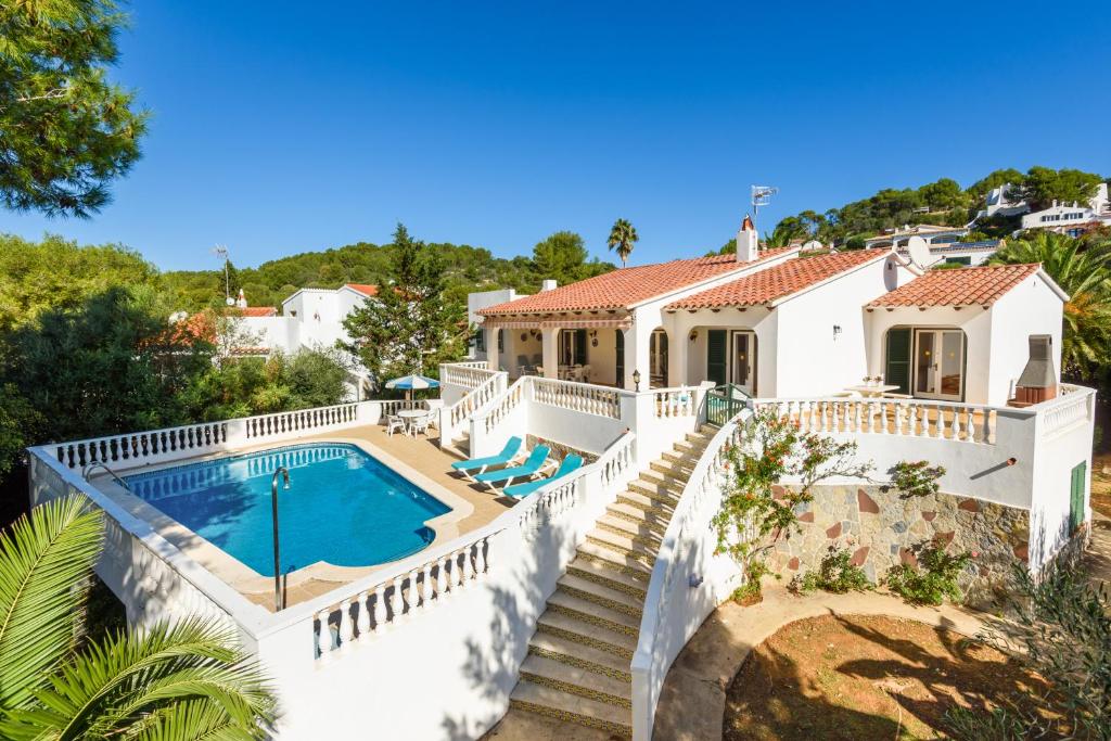 圣托马斯Villa Canela b11的一座带游泳池的大型白色房屋