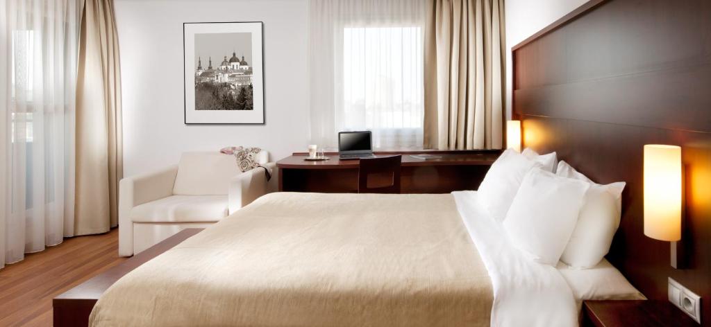 奥洛穆茨奥洛穆茨中心舒适酒店的酒店客房设有一张大床和一张书桌。