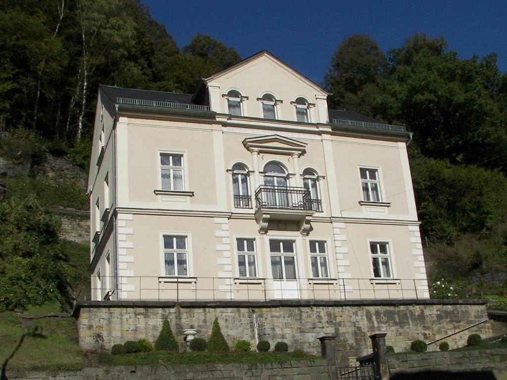 巴特尚道Ferienwohnungen Wilhelm的山顶上一座白色的大房子