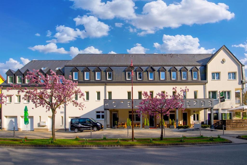 Scheidgen邦瑞珀斯酒店的前面有开花树的大建筑