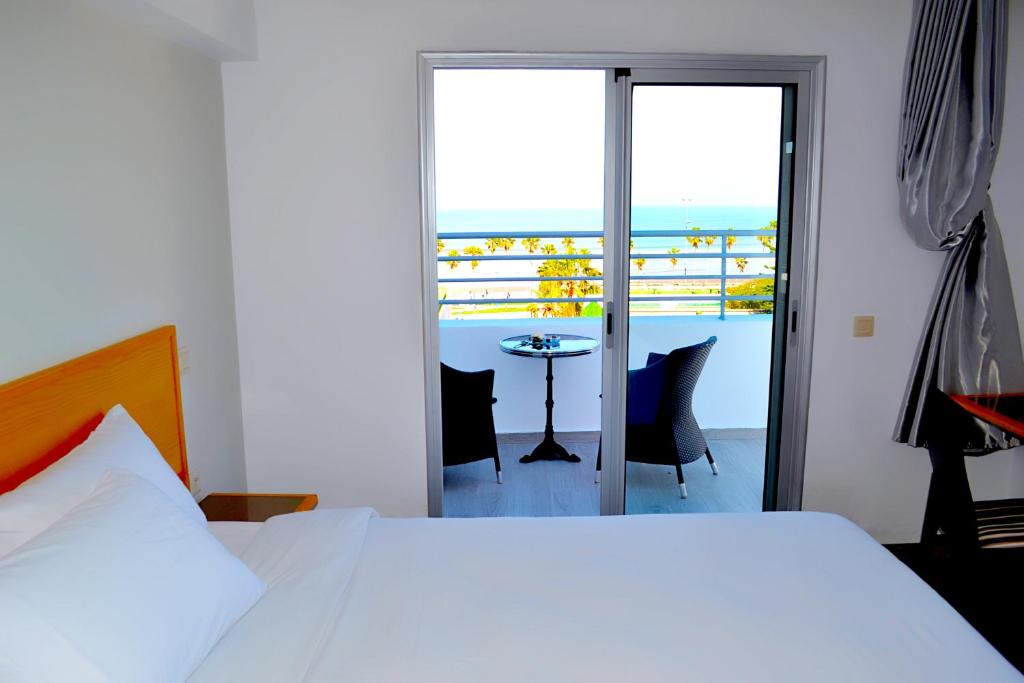 杰迪代Hotel Centre Ville的一间卧室配有一张床,享有海景