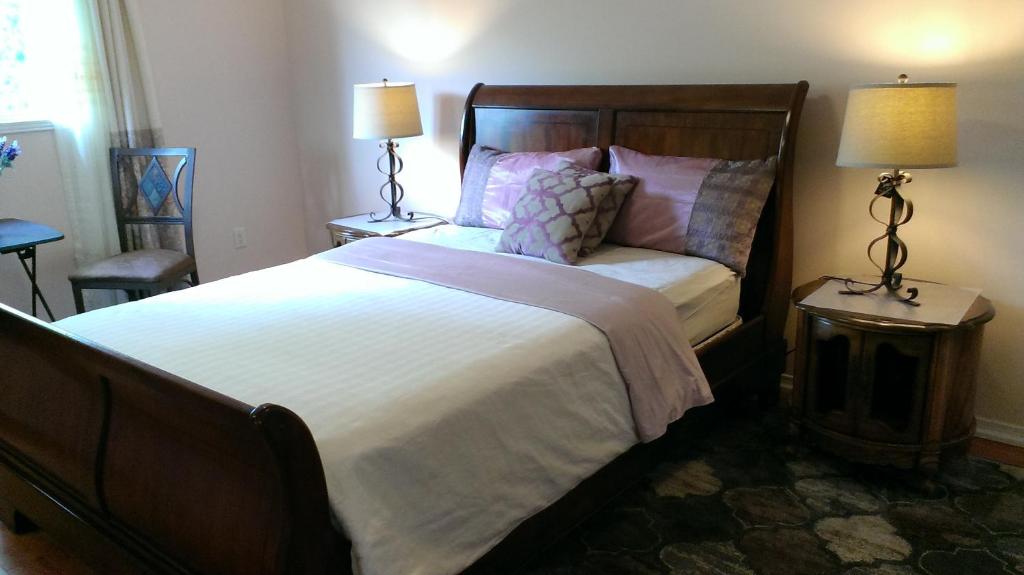 滑铁卢HB Guest Home 5的一间卧室配有一张大床、两张桌子和两盏灯。
