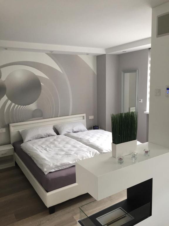 SulzbachApartment Ferienwohnung的卧室配有白色的床和白色的桌子