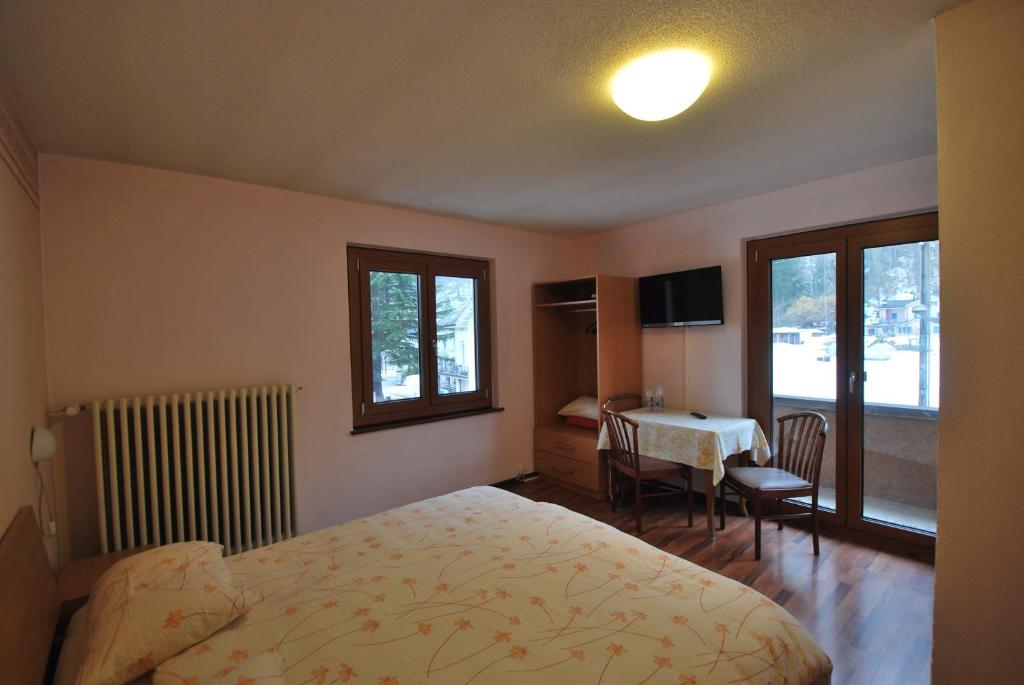 菲尔索巴尔迪酒店及餐厅的酒店客房设有一张床和一张桌子