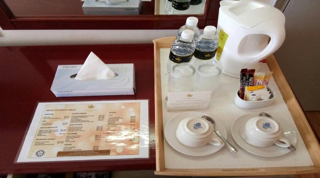 关丹马来西亚关丹斯里酒店的一张桌子,上面有茶盘