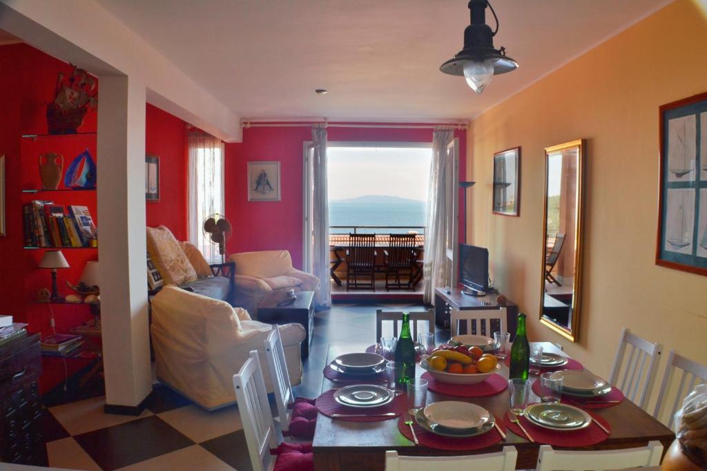 里奥马里纳Appartamento Vista Mare - Spriano的客厅配有餐桌和食物