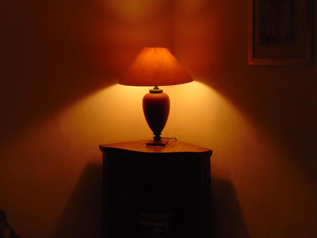 科森扎Casa Cenzina的坐在桌子上的一盏灯