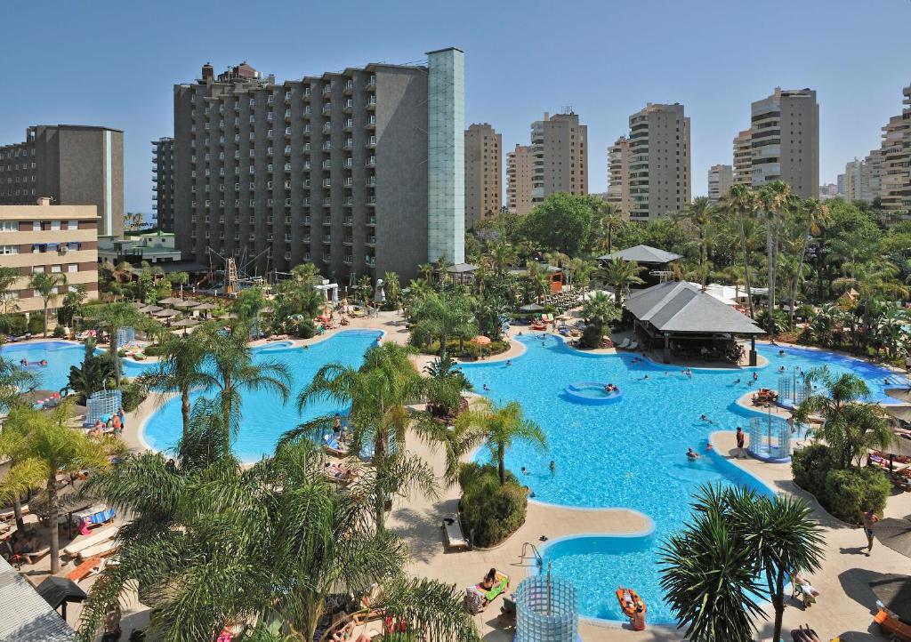 多列毛利诺斯索尔王子酒店的享有度假村大型游泳池的空中景致