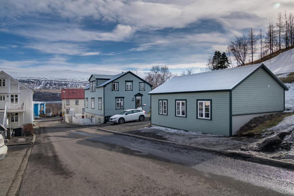 阿克雷里Lækjargata apartment的街上有房屋和汽车的小城镇