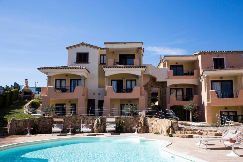 奥尔比亚巴多斯马雷公寓的一座大房子,前面设有一个游泳池