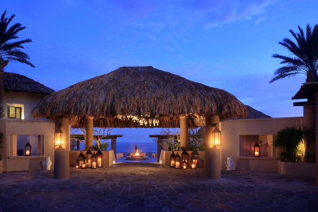 卡波圣卢卡斯Esperanza, Auberge Resorts Collection的一个带茅草凉亭的海景度假酒店