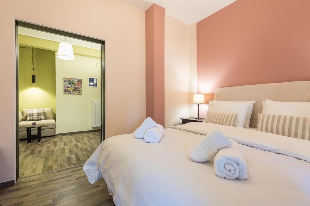 雅典Athens Mini Suite的一间卧室配有两张床和白色毛巾。