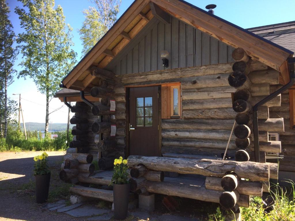 MuurameKelotulkku Lodge的小木屋设有门廊和门
