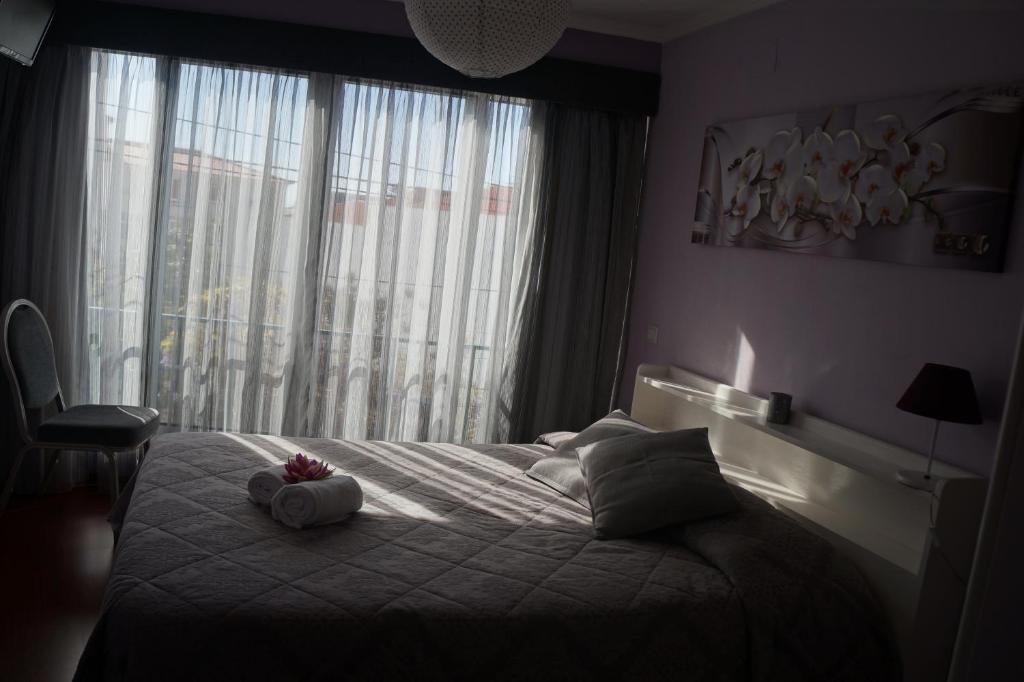 丰沙尔Casa Violeta的一间卧室,床上放着两只动物
