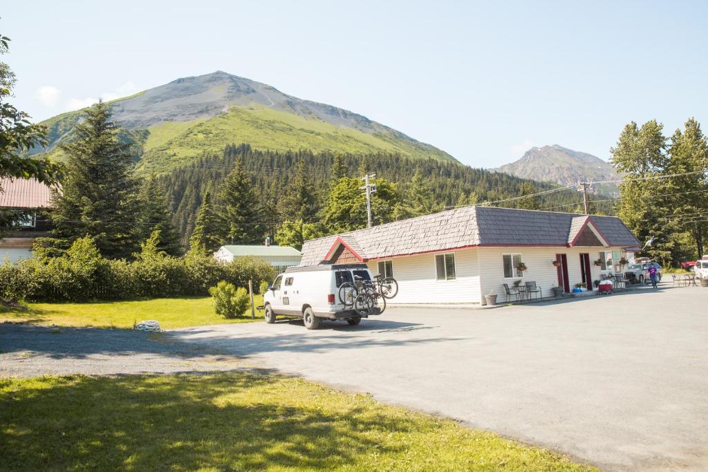 西沃德特莱海德汽车旅馆的停在一座山前的白色货车