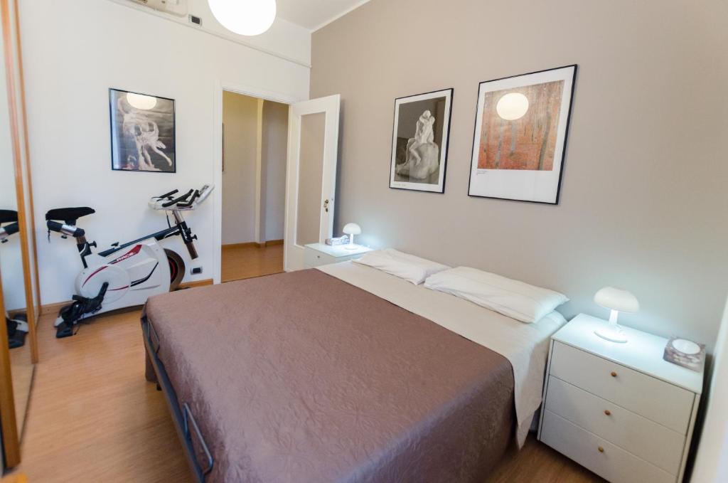 米兰Roomy Central Apartment的一间卧室配有一张床和健身自行车