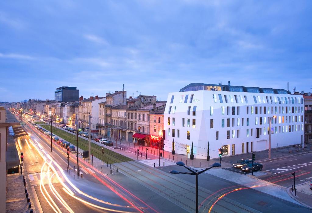 波尔多Seeko'o Hotel Bordeaux的街道上拥有建筑和汽车的城市街道