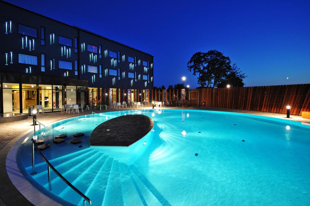 科斯塔科斯塔博达艺术酒店的一座大楼前的大型游泳池