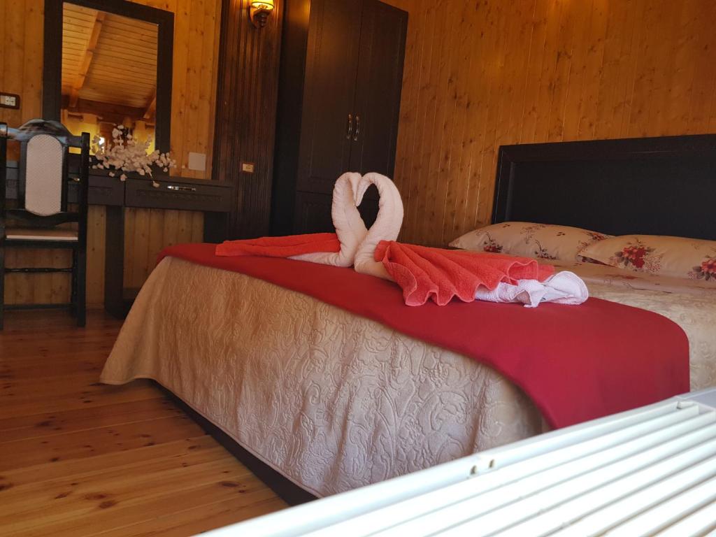 斯库台Hotel Vataksi的一间卧室配有一张床,上面有两条毛巾