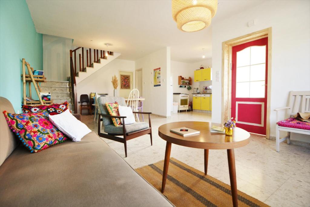 耶鲁姆The White Hill Guesthouse的客厅配有沙发和桌子