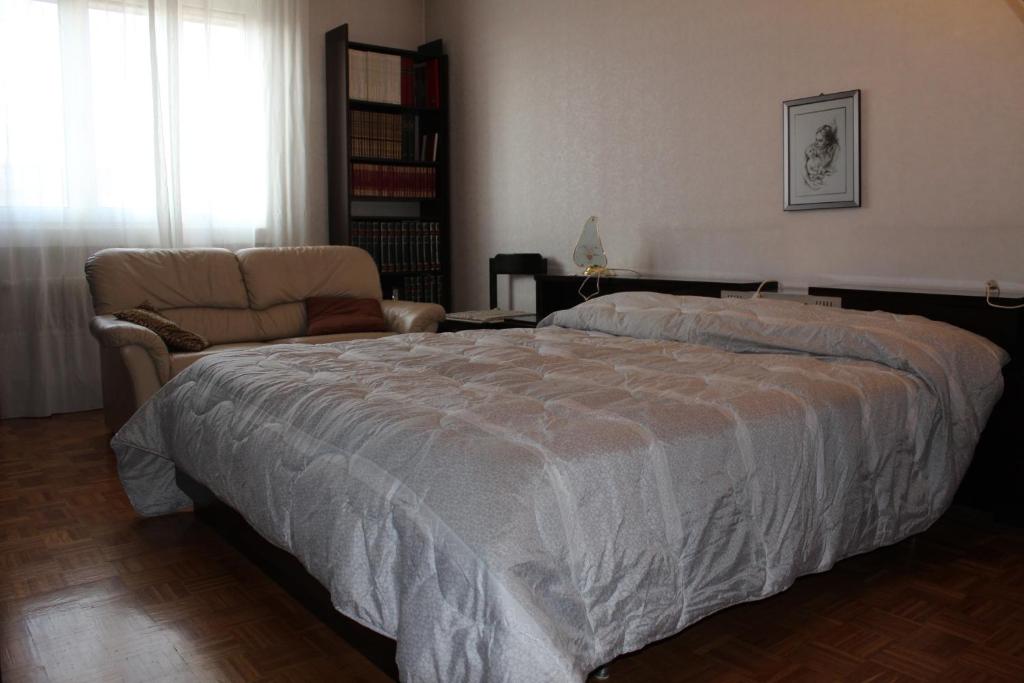的里雅斯特Da Federico的一间卧室配有一张大床和一张沙发