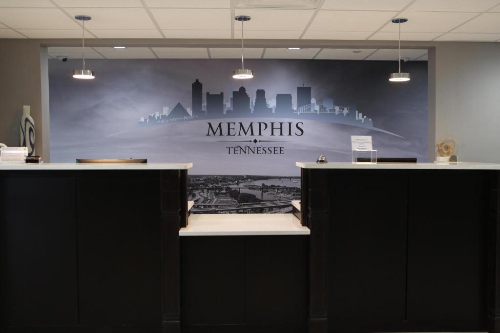 孟菲斯Home Inn and Suites Memphis的墙上有印有孟菲斯·田纳西的标语