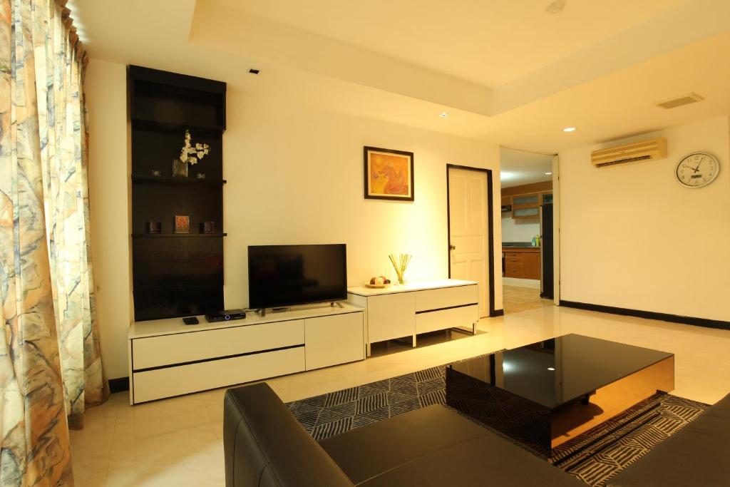 曼谷沙吞塞丽娜套房公寓的一间带电视和沙发的客厅