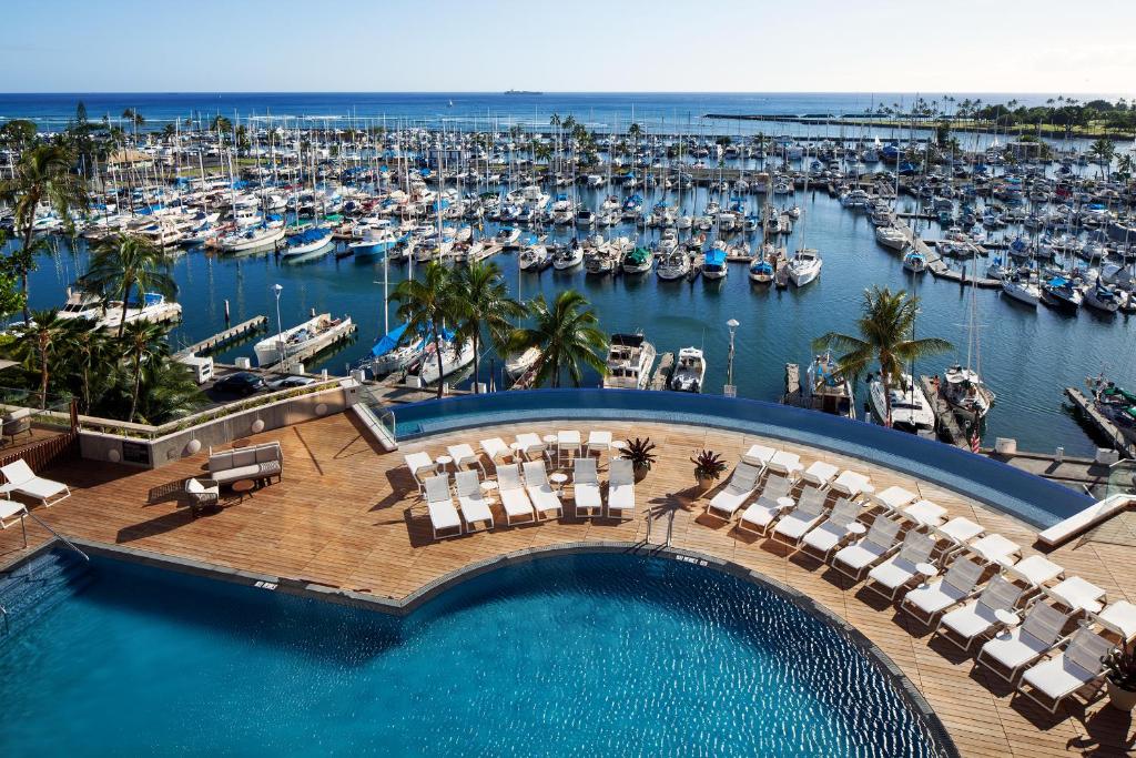 檀香山威基基普林斯酒店的享有码头的空中景致,设有船只