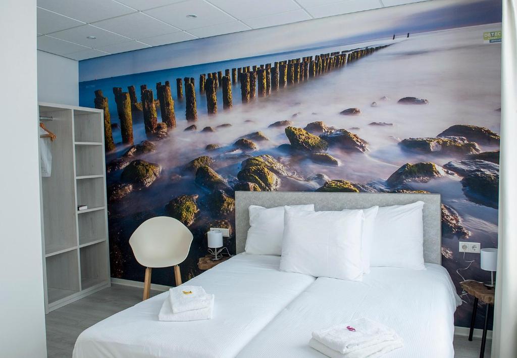 弗利辛恩城市2号沙滩酒店的一间卧室,配有一幅码头大画
