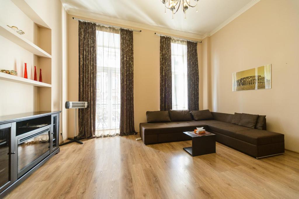 基辅基辅市中心公寓式酒店的带沙发和电视的客厅