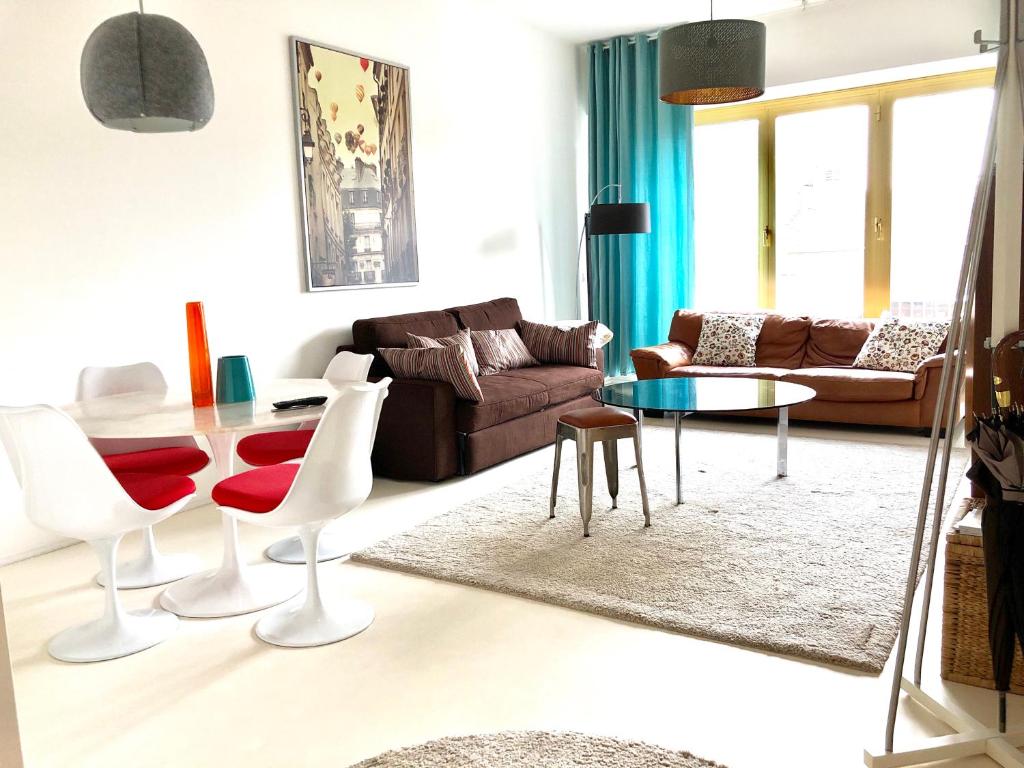 卢森堡Spacious flat in the heart of the City Center! Ideal for a family!的客厅配有沙发和桌子