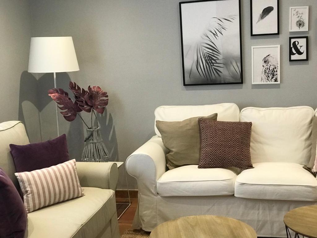 科尔多瓦Apartamento de las doblas的客厅配有白色的沙发和椅子