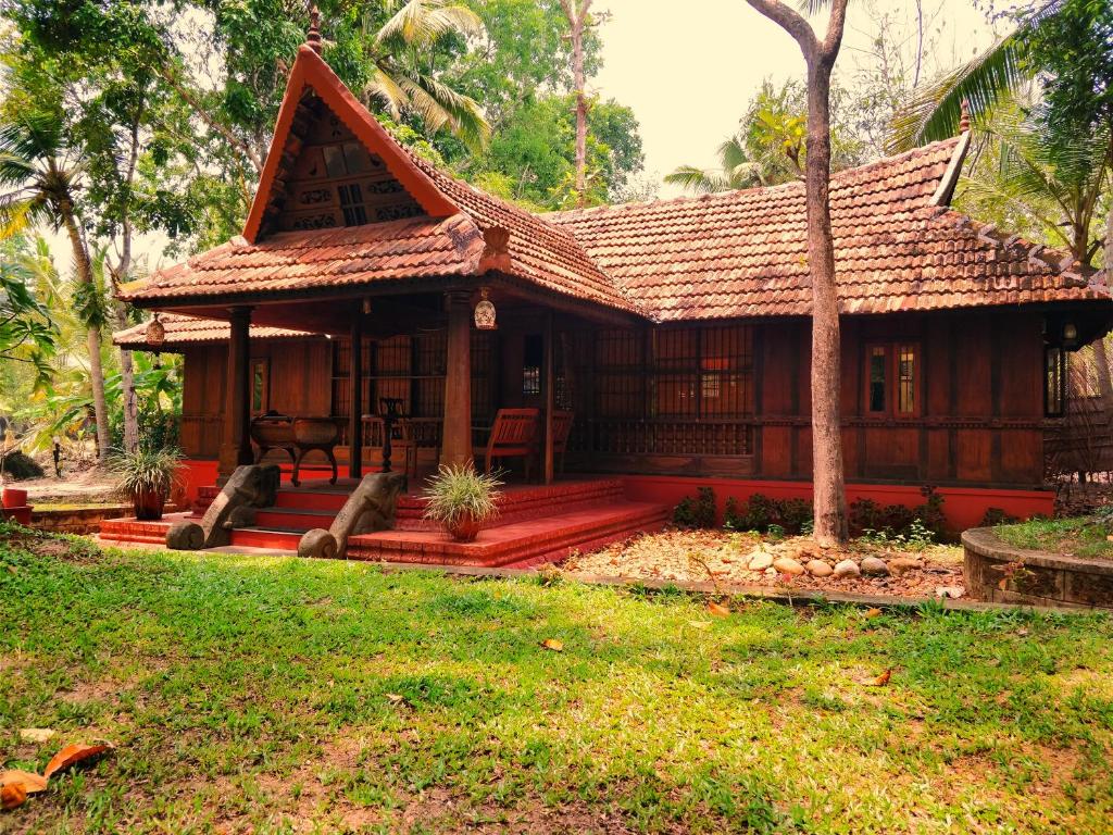 马拉利库兰Palathra Heritage的院子中带屋顶的小房子