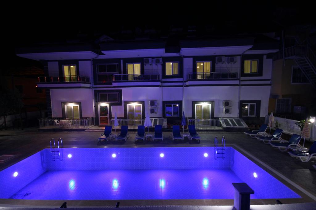 费特希耶斯特拉城市公寓的一座晚上设有游泳池的房子