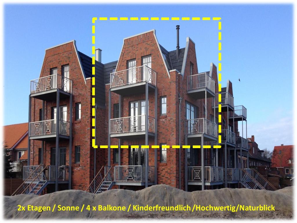 万根沃格Loft 270° im Kapitänshaus Wangerooge的黄色长方形建筑的图像