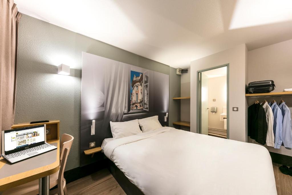 B&B HOTEL Toulouse Cité de l'Espace Mouchotte客房内的一张或多张床位