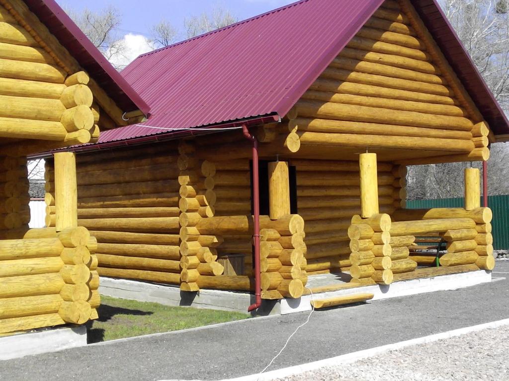 基辅Гостевой дом Фестивальный的小木屋,设有红色屋顶