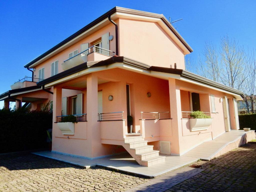 利多迪卡马约雷Villa Mare的街边带阳台的小房子