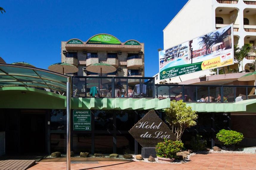 瓜拉派瑞Hotel da Lea的建筑前有标志的酒店