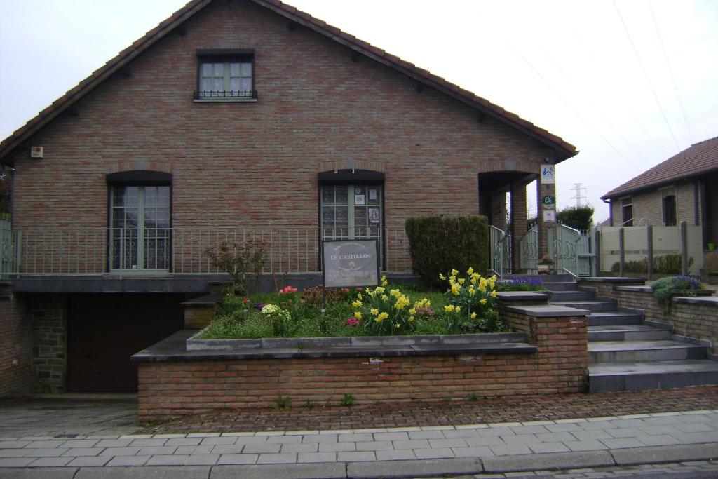 Trivières卡萨帝利昂住宿加早餐旅馆的前面有鲜花的砖房