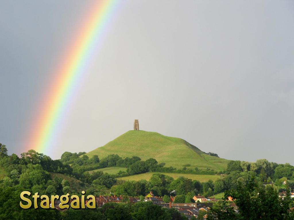 格拉斯顿伯里Stargaia Retreat的山顶上有塔的彩虹