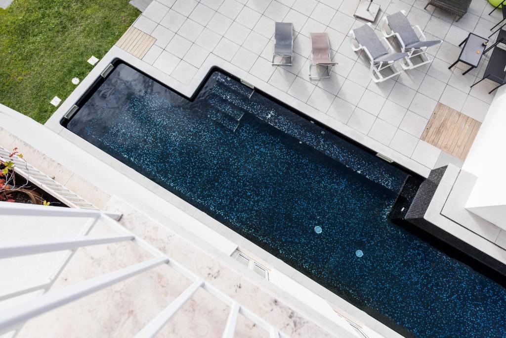 里斯本Hotel Pateo - Lisbon Lounge Suites的享有别墅内游泳池的顶部景致