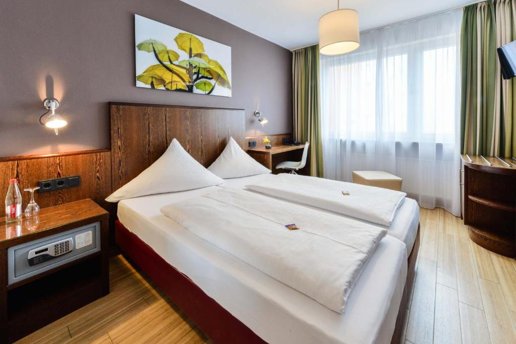 慕尼黑威斯特安德酒店（禁烟）的酒店客房设有一张大床和一张书桌。