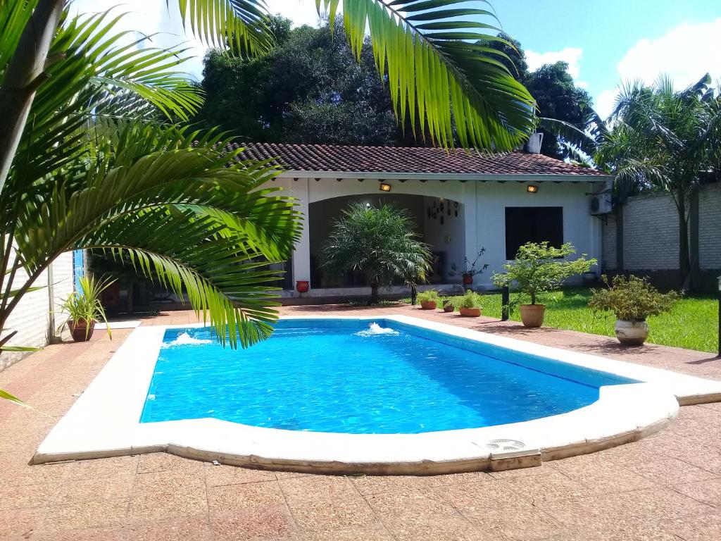 皮里韦维La Esperanza的房屋前的游泳池