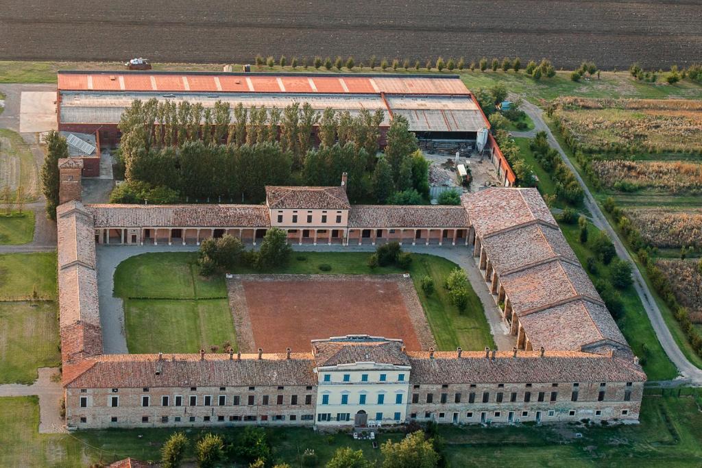 布塞托Corte degli Angeli Società Agricola e Agrituristica的享有大建筑的空中景致,设有庭院