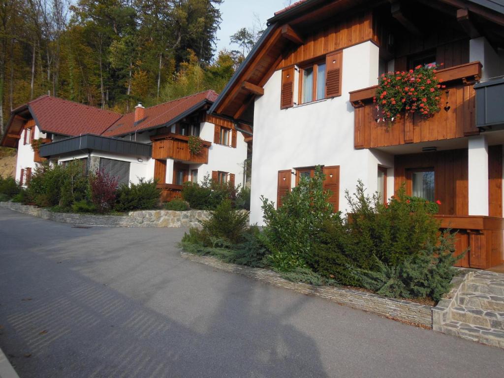 LjubnoŠport center Prodnik的白色的大房子,设有木窗和车道